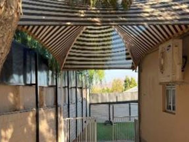 10 BEDROOM HOUSE FOR SALE IN OLYMPIA - Photo 3