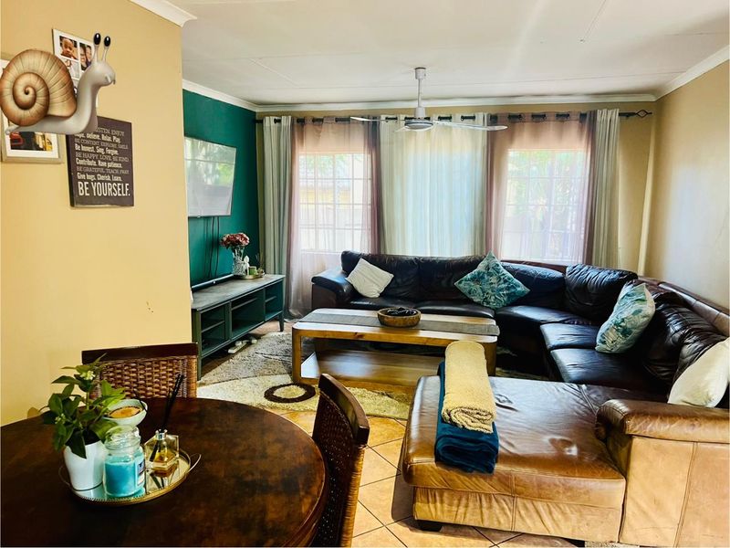 Three-Bedroom Townhouse for Sale in Equestria - Photo 10