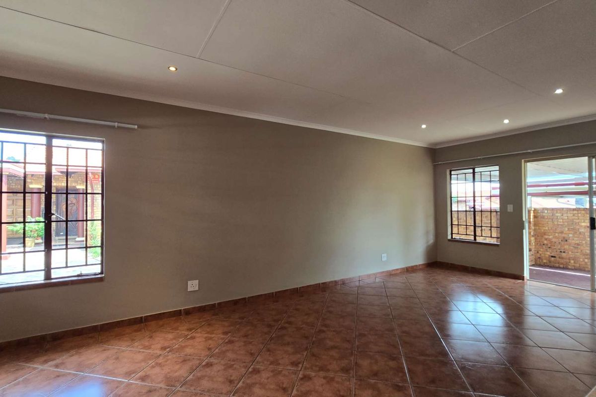 Immaculate 3 Bedroom Full Title house in popular complex in Magalieskruin - Photo 4