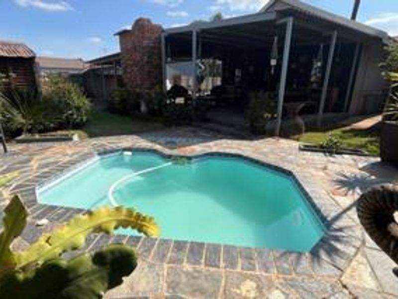 Stylishly Renovated 3-Bedroom Family Home with Pool and Entertainment Area - Photo 1