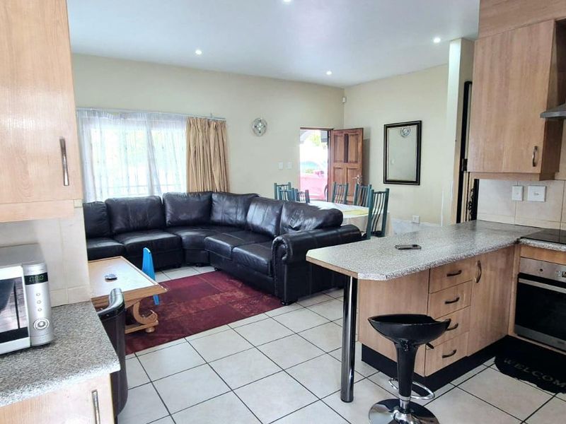 Secure 3 Bedroom Duplex in Leopard Rock Estate - Photo 8