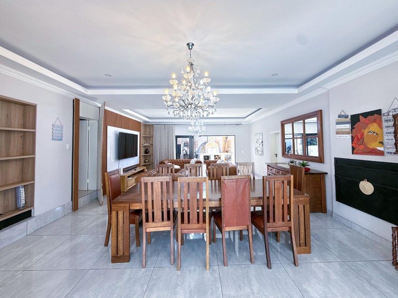 Entertainer’s Dream Family Home in Secure Waterkloof Ridge - Photo 8