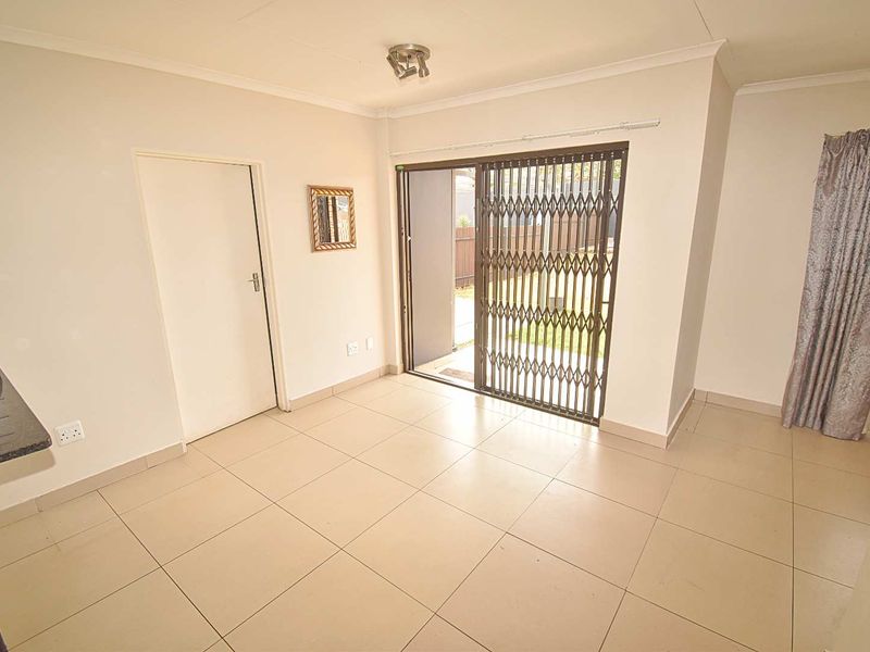 Pet-Friendly 3-Bedroom Simplex Townhouse - Photo 4