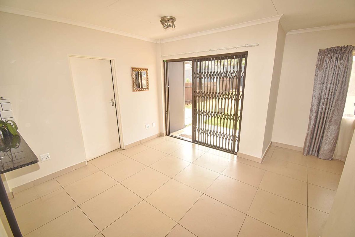 Pet-Friendly 3-Bedroom Simplex Townhouse - Photo 4