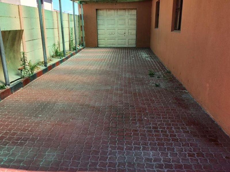 Charming 3-Bedroom House for Sale - R1,100,000 - Photo 3