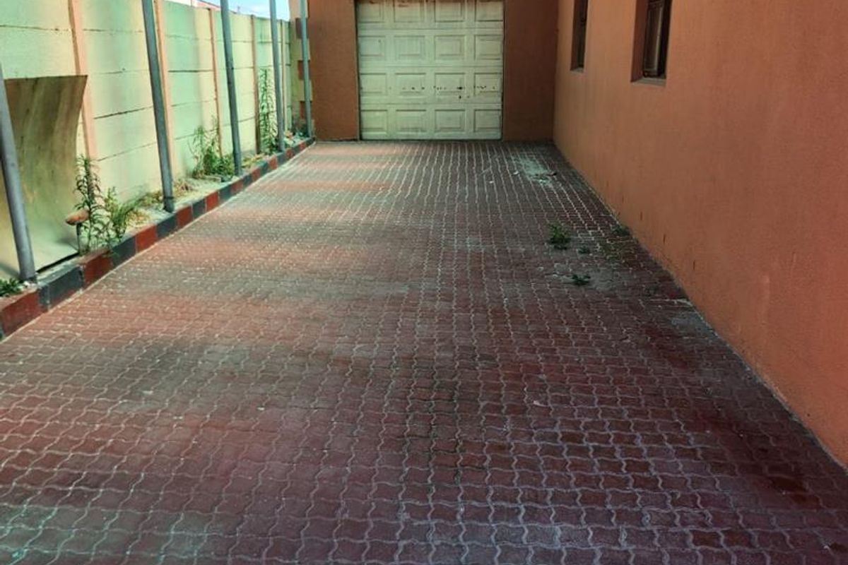 Charming 3-Bedroom House for Sale - R1,100,000 - Photo 3