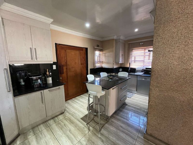 Exceptional 3-Bedroom Home with Solar, Office & Premium Finishes - Photo 2