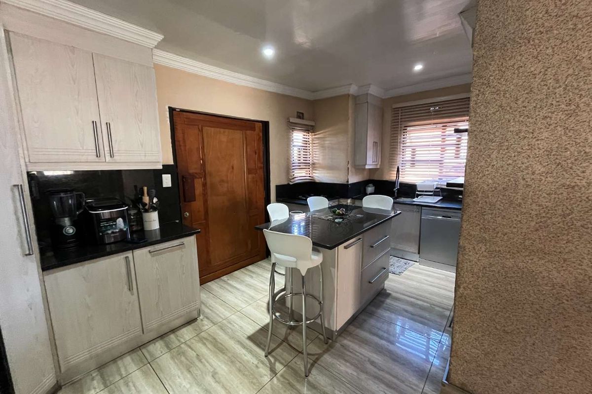 Exceptional 3-Bedroom Home with Solar, Office & Premium Finishes - Photo 2