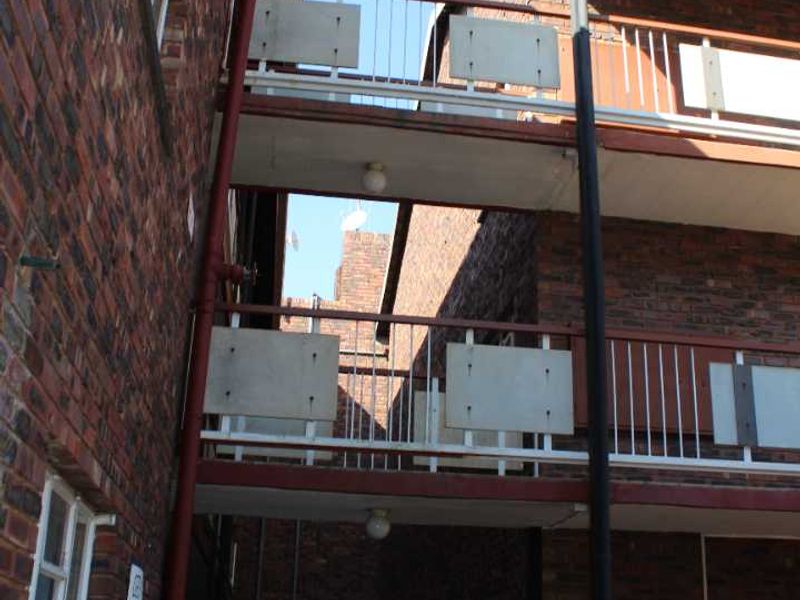 2.5-Bedroom Apartment to Rent in Pretoria Gardens- Suiderland Building - Photo 5