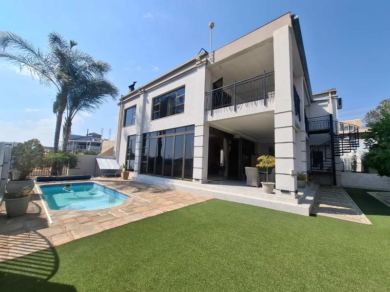 Exceptional home with breathtaking views - Photo 2