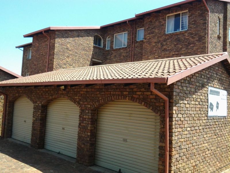 **Spacious 3 Bedroom Apartment for Rent** - Photo 2