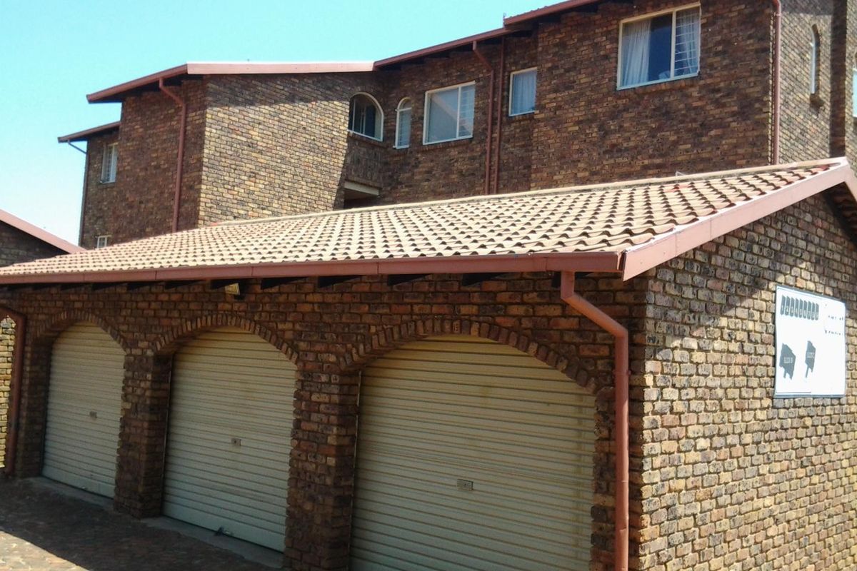 **Spacious 3 Bedroom Apartment for Rent** - Photo 2