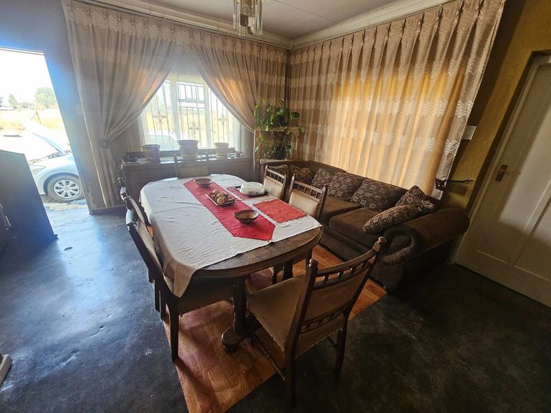 Spacious 3-Bedroom Home with Secure Grounds and Utility Infrastructure - Photo 6