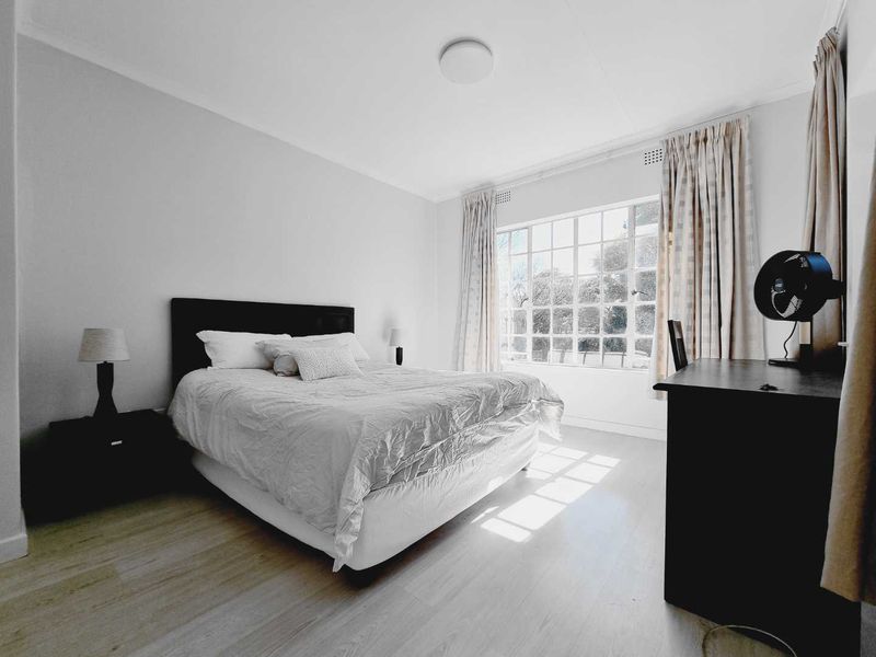 SPACIOUS (67 m2)  RENOVATED 1 BEDROOM SANDTON APARTMENT IN SECURE TREE-FILLED COMPLEX IN PRIME LOCATION - Photo 8