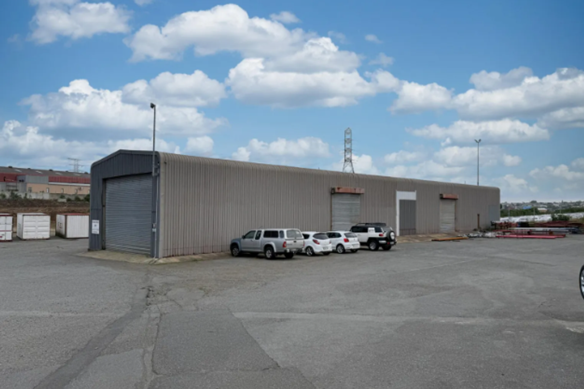 High-Volume Steel Structure Warehouse To Let – R60/m2 - Photo 3