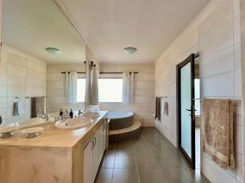 Seafront Property with indoor swimming pool - Photo 10