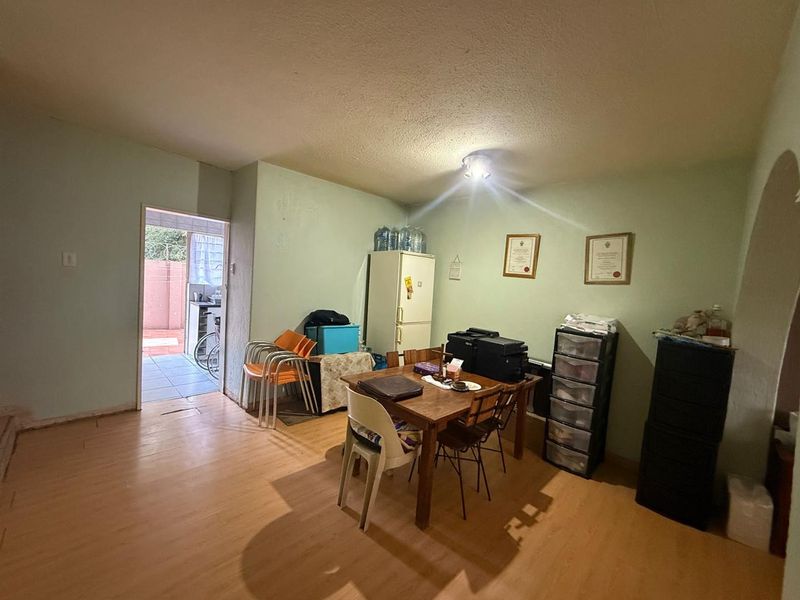 Well Located 3 Bedroom Unit with Strong Potential - Photo 7