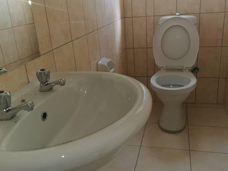 Neat 2x Flats on one Erf For Sale - Oshakati East - Photo 9