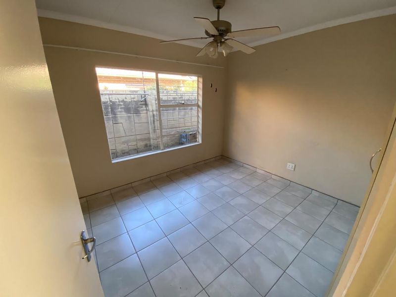 Three Bedroom Townhouse - Photo 7