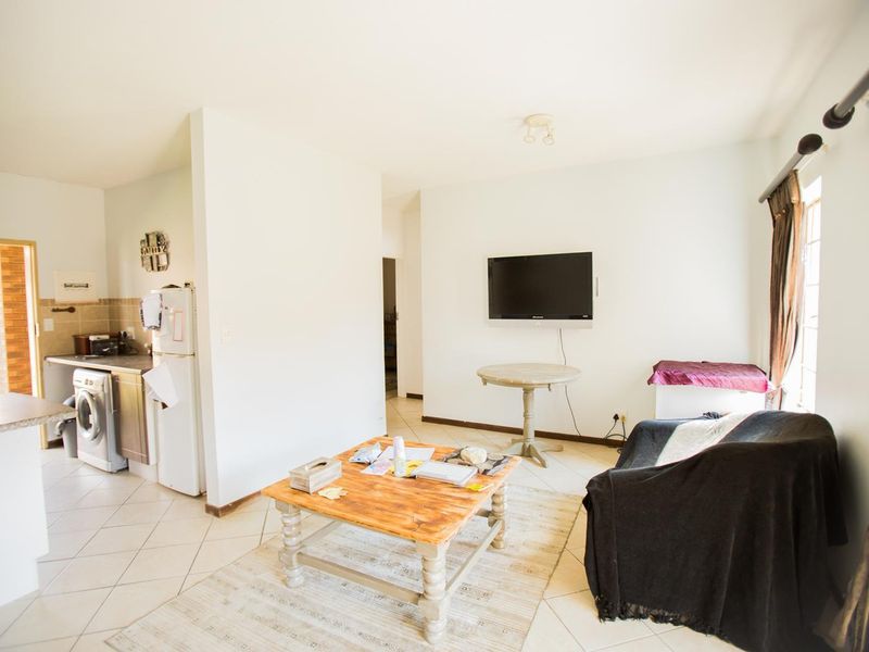 2 Bedroom Ground Unit with Private Garden - Photo 5