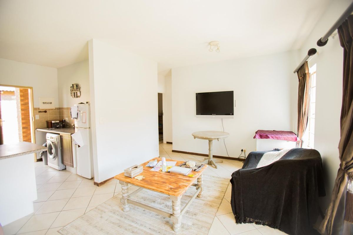 2 Bedroom Ground Unit with Private Garden - Photo 5