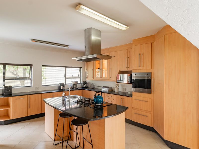 5 Bedroom House to Rent in Dainfern Golf Estate - Photo 3