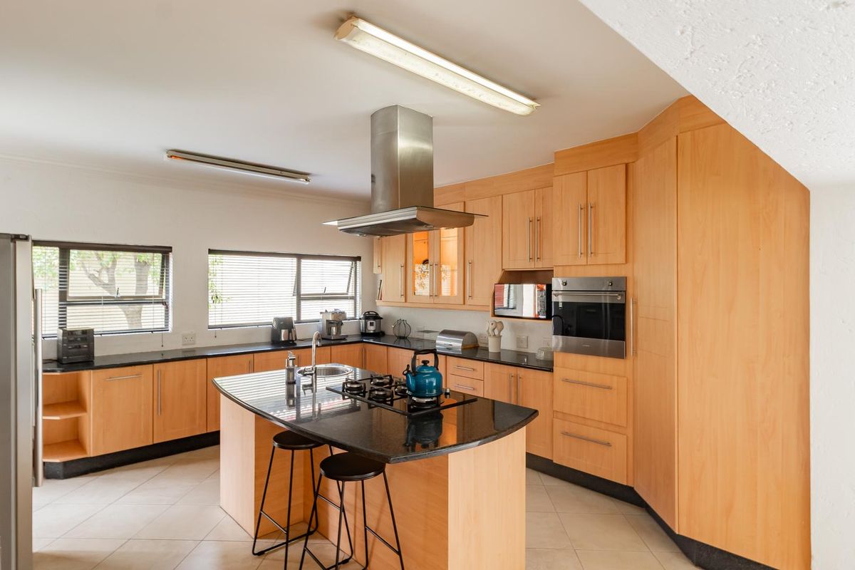 5 Bedroom House to Rent in Dainfern Golf Estate - Photo 3