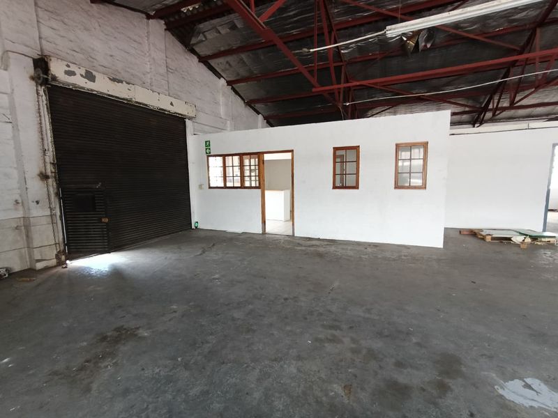 TO LET | PRIME 1061m2  - INDUSTRIAL UNIT |  FRONTAGE - Photo 9