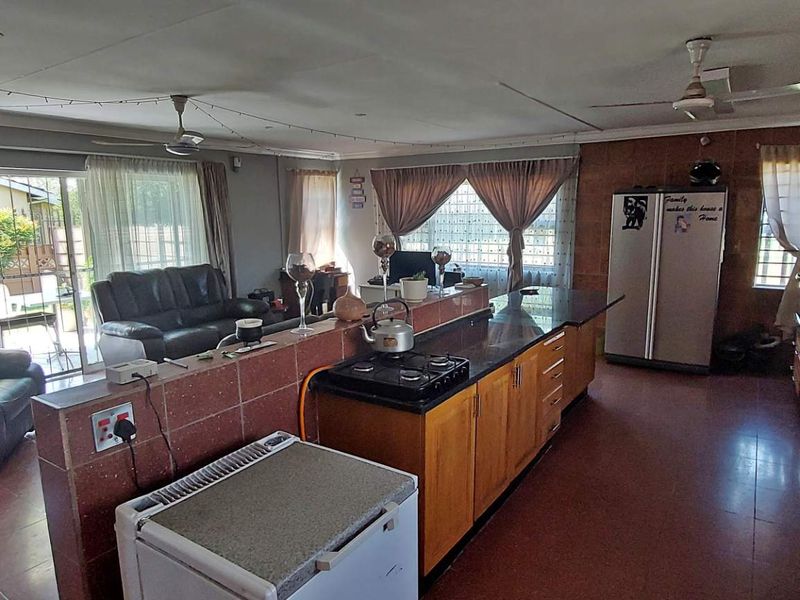 3 Bedrooms and a Flat - Photo 4