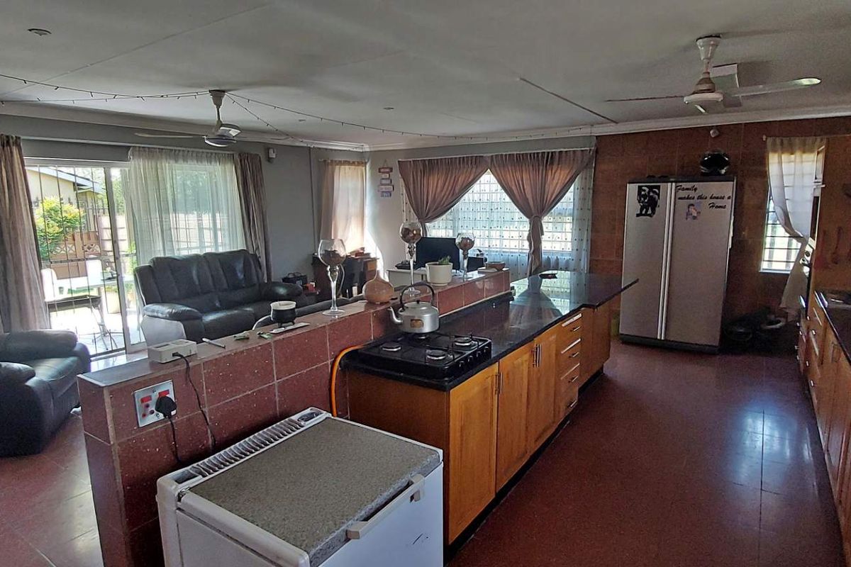 3 Bedrooms and a Flat - Photo 4