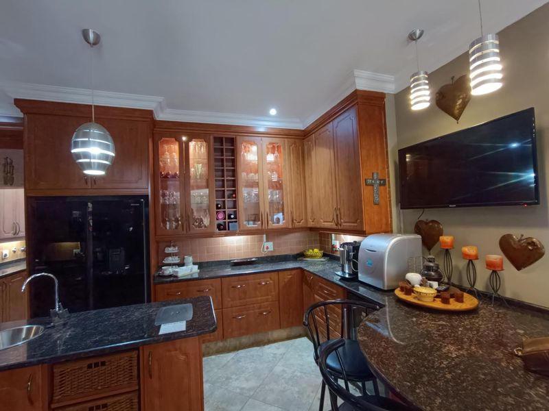 MIDSTREAM SECURITY ESTATE - LUXURY 5 BEDROOM MANSION - Photo 2