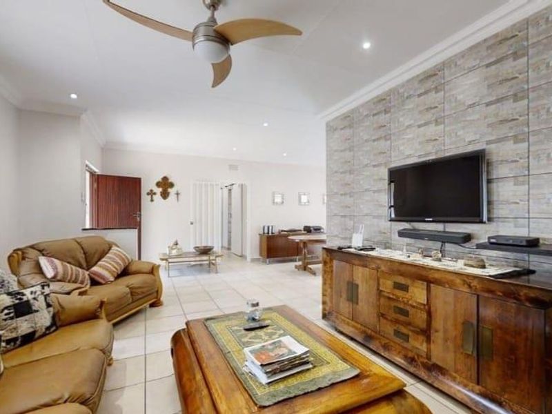 3 Bedroom House in Cinderella - Photo 8