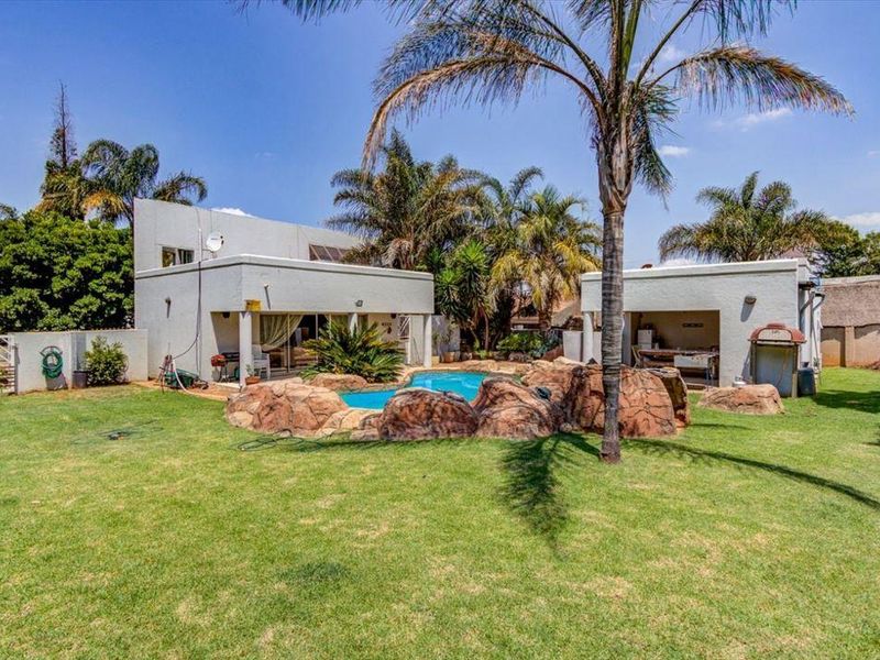 Double storey home in popular secure estate - Photo 3