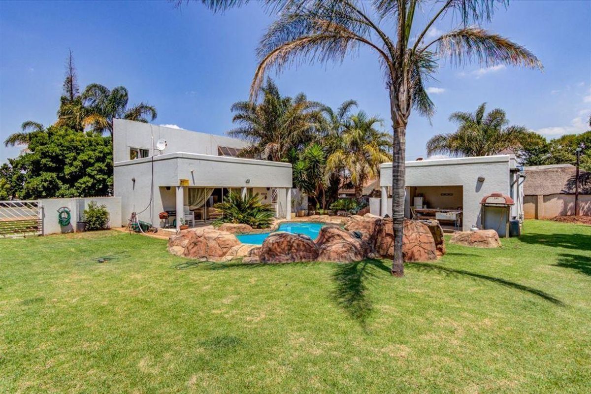 Double storey home in popular secure estate - Photo 3