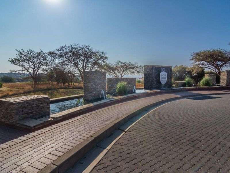 Serene living awaits, beautiful townhouse with top amenities - To Let - Photo 2