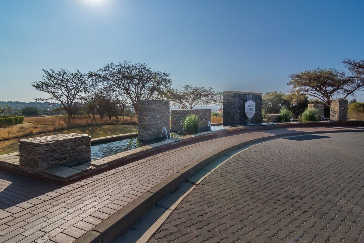 Serene living awaits, beautiful townhouse with top amenities - To Let - Photo 2