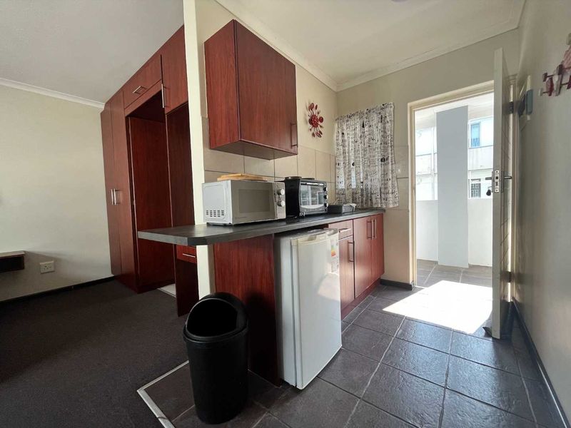 Bachelor flat to let in Summerstrand - Photo 5