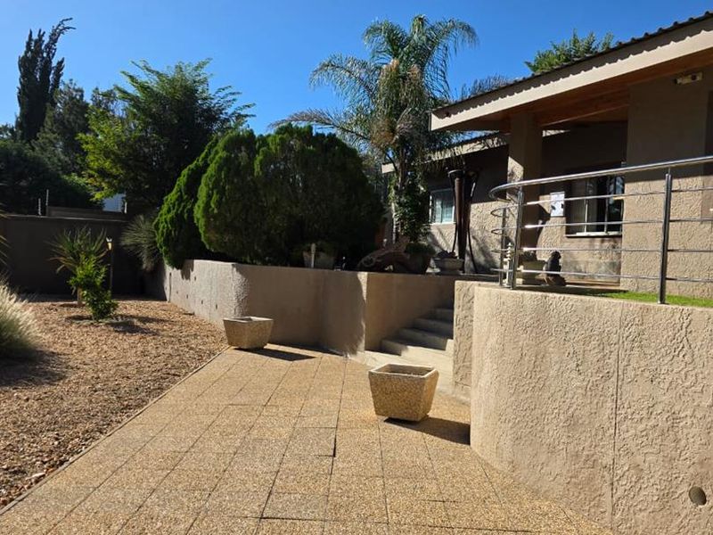 Luxury Living: Spacious Home with Pool, Flat & Entertainment Area! - Photo 10