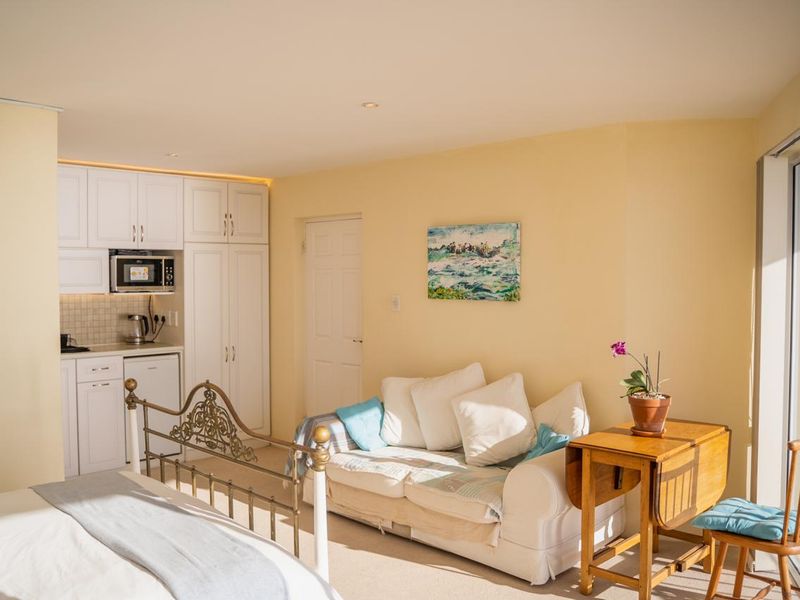 1 Fully furnished bedroom with en-suite in a house to rent - Photo 4