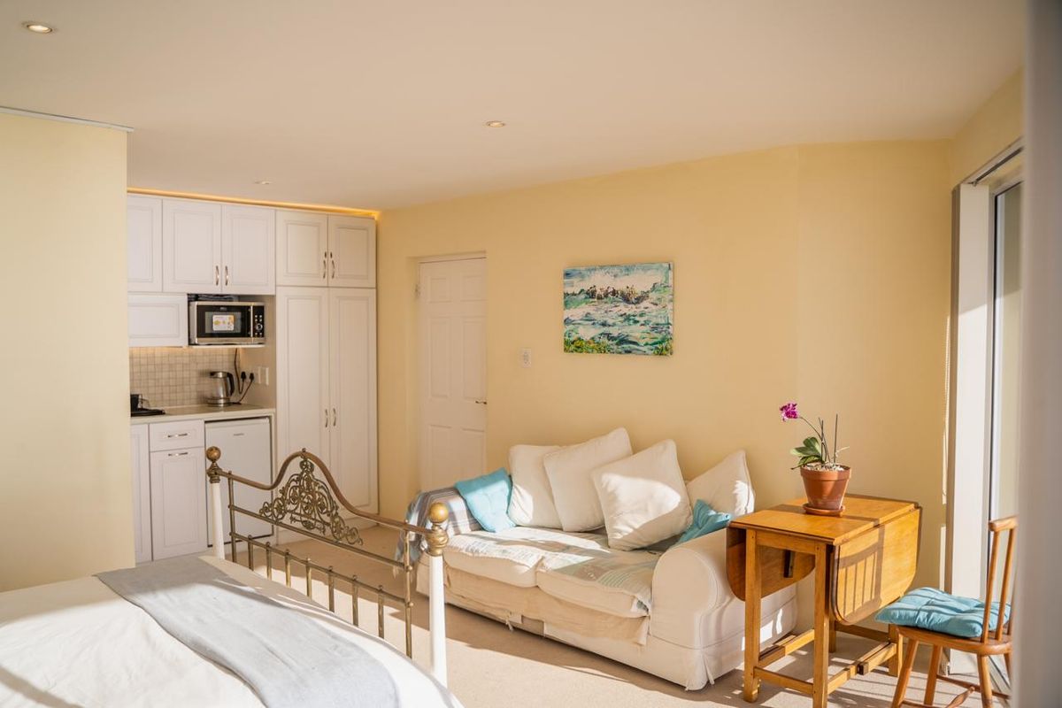 1 Fully furnished bedroom with en-suite in a house to rent - Photo 4