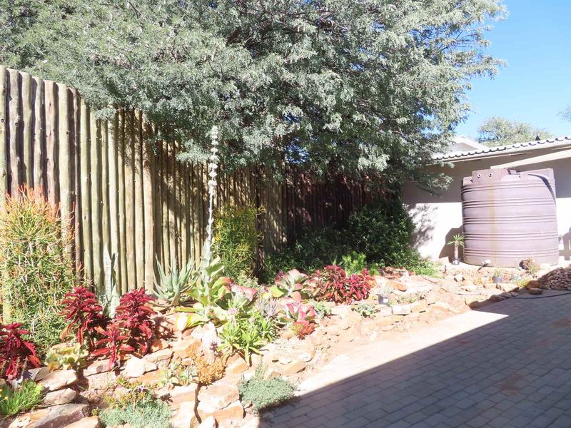 Lovely family home in quiet street with garden and pool - Photo 3