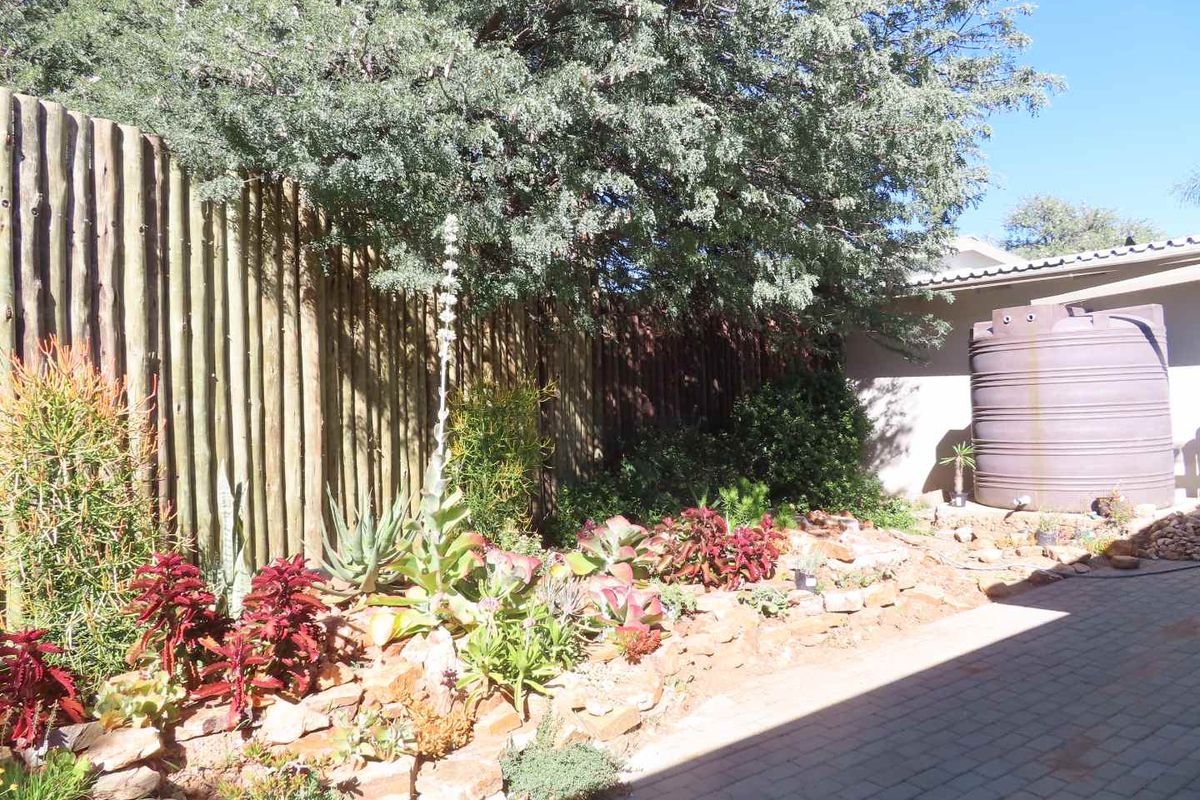 Lovely family home in quiet street with garden and pool - Photo 3