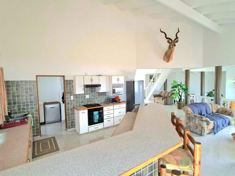 4 Bedroom Beachfront Home - Photo 7