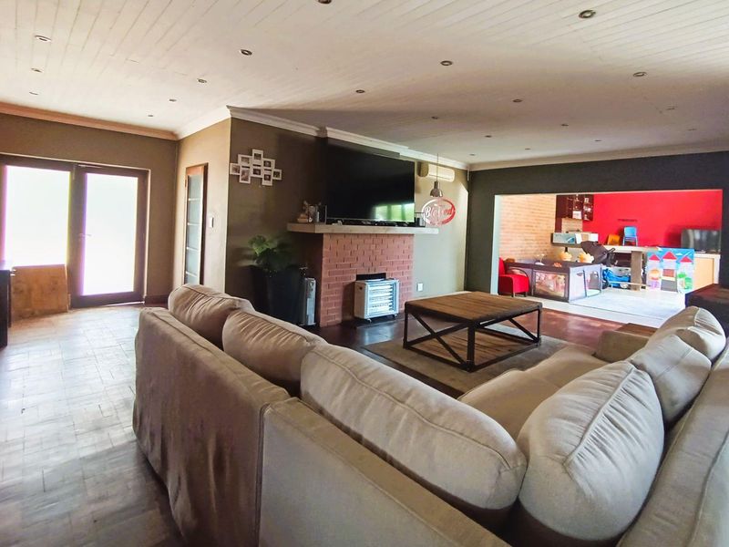 Versatile Home with 2 Flats: Family or Multiple Income Streams - Photo 6