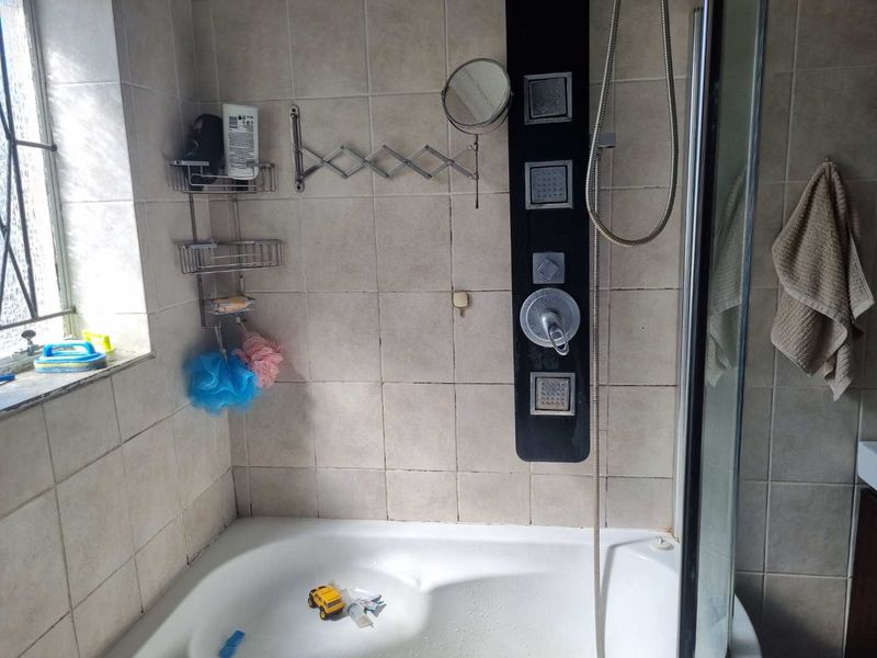 Family home with a small flatlet and pool - Photo 8