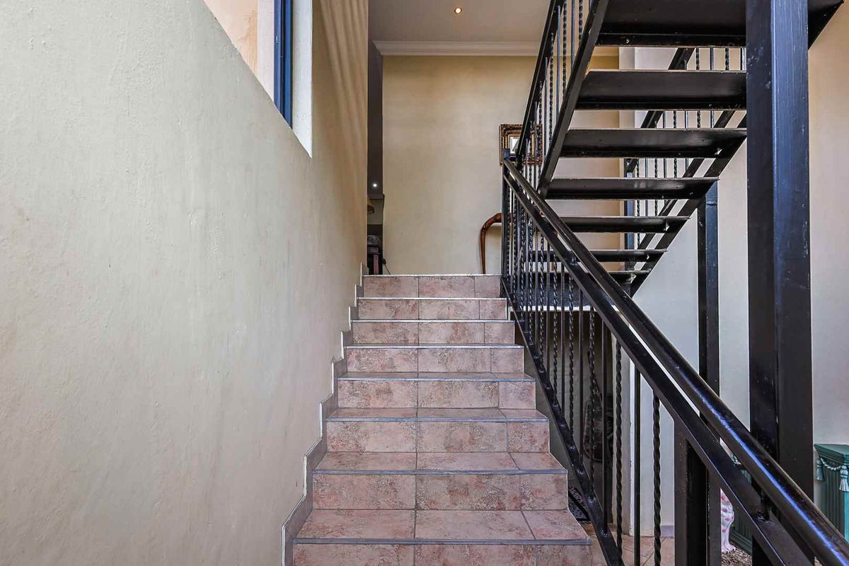Elevated living in Waterkloof Ridge - Photo 5