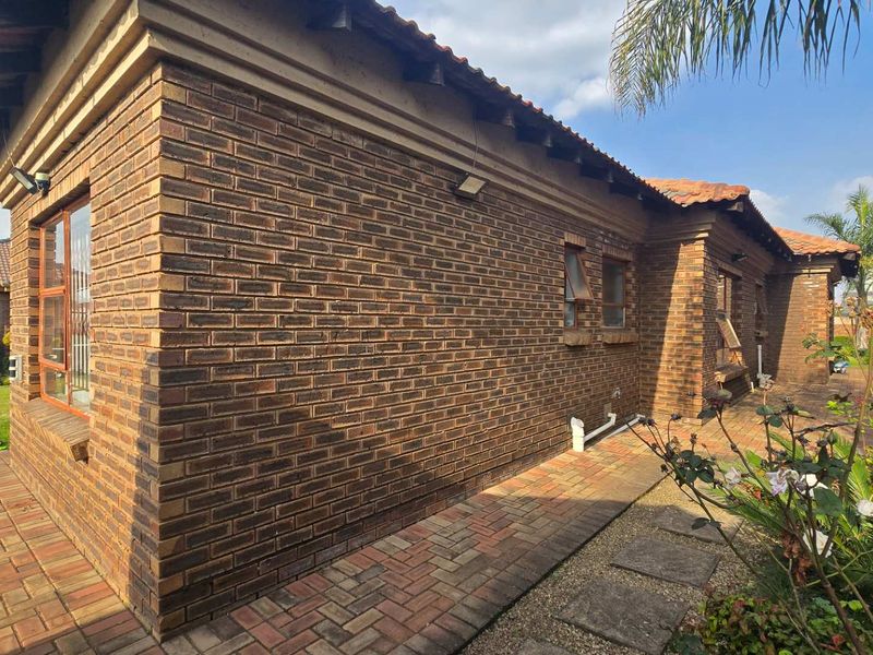Spacious Facebrick Family Home with Solar Power, Ample Parking & Endless Potential! - Photo 7