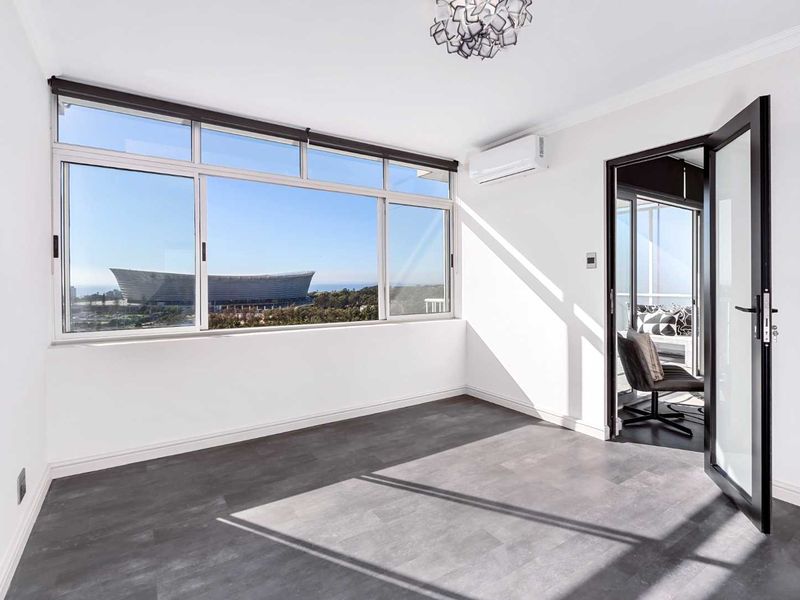 Top-Floor Luxury in Green Point! - Photo 6