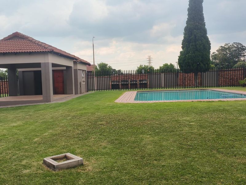 2 beds spacious unit, with cover patio +24hour security - Photo 8