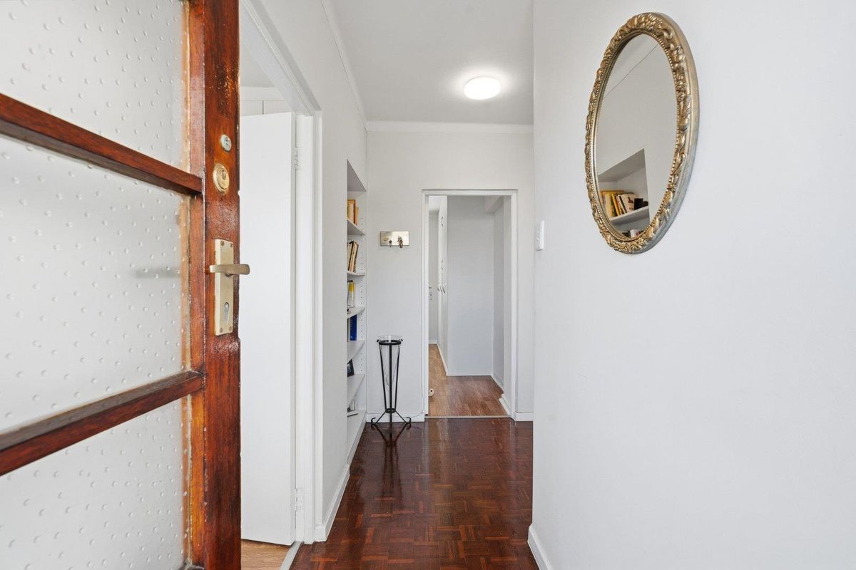 Sea Point Living: Balcony, Garage, and Great Potential - Photo 2